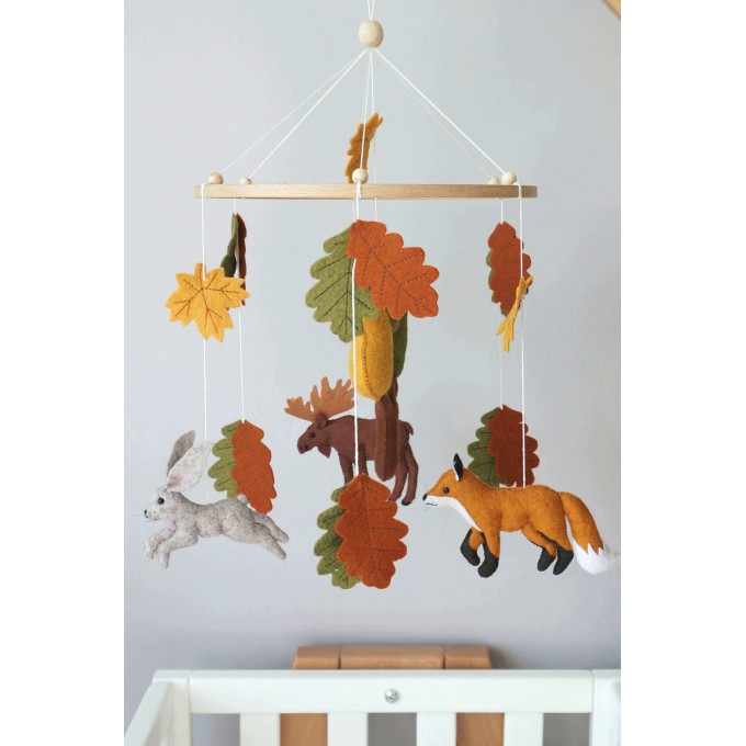 https://www.tinysmarty.com/image/cache/catalog/products/4/Woodland-nursery-mobile-Baby-mobile-with-forest-animals-680x680.jpg